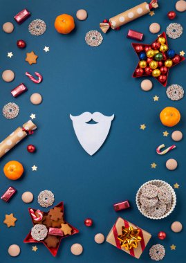 Aziz Nicholas Günü, 6 Aralık. Çocuk ayakkabısı, şeker, zencefilli kurabiye, mavi arka planda hediyeler, üst manzara. Almanya ve Batı Avrupa 'da geleneksel kış tatili.