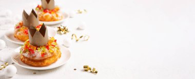 Geleneksel krallar günü ekmeğine tezahürat deniyor. Beyaz arka planda kış süslemeleri ile birlikte. Roscon de Reyes, İspanyol üç kral Noel pastası. Epifani gününün tipik İspanyol tatlıları..