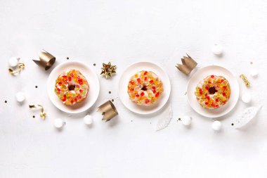 Geleneksel krallar günü ekmeğine tezahürat deniyor. Beyaz arka planda kış süslemeleri ile birlikte. Roscon de Reyes, İspanyol üç kral Noel pastası. Epifani gününün tipik İspanyol tatlıları..