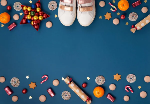 Saint Nicolas Décembre Carte Noël Avec Chaussures Pour Enfants Bonbons — Photo