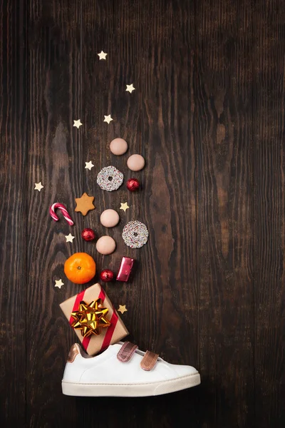 聖ニコラスの日12月6日 子供の靴 お菓子 お菓子 ジンジャーブレッドクッキー 暗い木製の背景の贈り物とクリスマスカード ドイツと西ヨーロッパでの伝統的な冬の休暇 — ストック写真