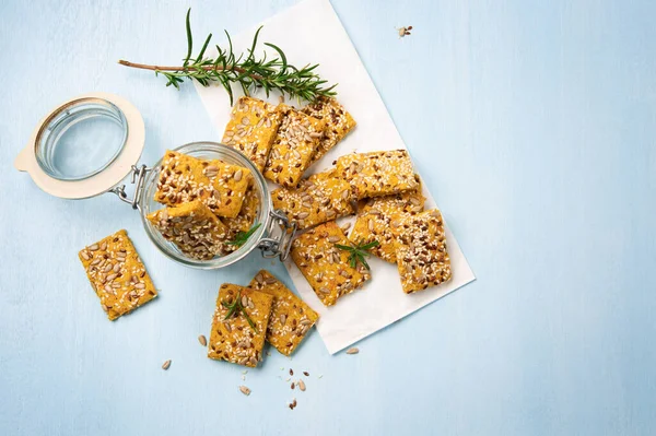 Gluten Free Homemade Crackers Rosemary 배경에 있습니다 다이어트 균형잡힌 식물은 — 스톡 사진