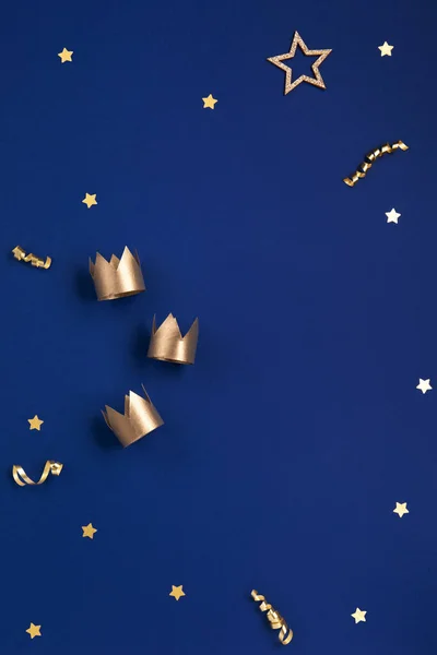 Tradiční Den Tří Králů Ledna Tři Zlaté Koruny Modrém Pozadí — Stock fotografie