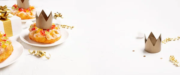 冬の装飾が施された白い背景にエピファニーケーキと呼ばれる伝統的な王の日パン ロスコン レイエス スペインの3人の王クリスマス甘いケーキ スペインの典型的なエピファニーの日のデザート — ストック写真