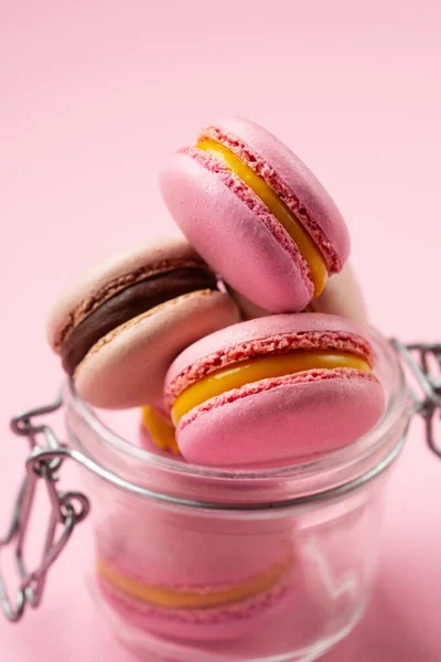 Macarons Français Fraise Rose Chocolat Sur Fond Rose Carte Voeux — Photo