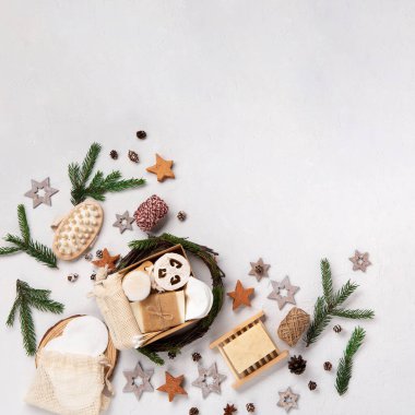 Noel için kişisel bakım paketi. Beyaz doğal arka planda plastiksiz kozmetik ürünleri olan hediye kutusu, kopyalama alanı. Sıfır atık çevre dostu Noel tatili konsepti.