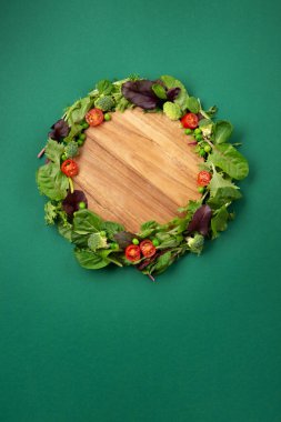 Ocak ayında Vejetaryen ve vejetaryen diyet ayına Vejetaryen deniyor. Çeşitli sebze çeşitleri, bitki bazlı protein gıdaları, sağlıklı çiğ sebzeler. Yeşil arkaplanda üst görünüm.
