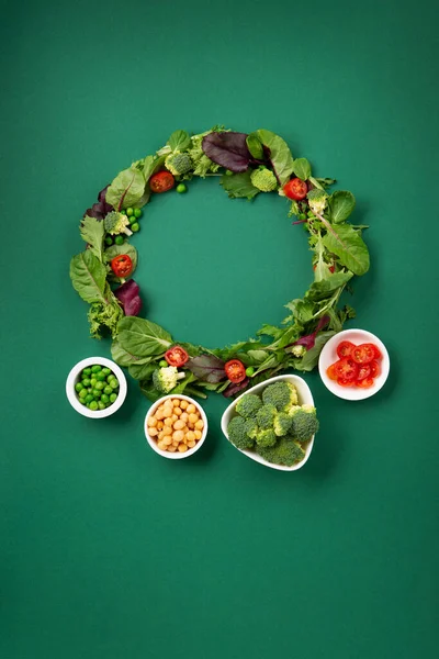 一月份素食主义者和素食主义者的饮食月叫做Veganuary 素食种类繁多 植物蛋白类食品 健康生鲜蔬菜 绿色背景的顶视图 图库照片