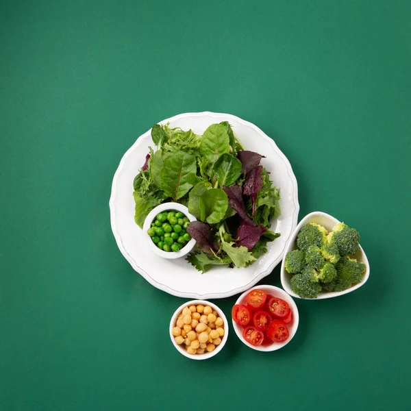 一月份素食主义者和素食主义者的饮食月叫做Veganuary 素食种类繁多 植物蛋白类食品 健康生鲜蔬菜 绿色背景的顶视图 免版税图库图片