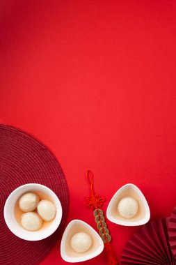 Çin festivali için Tang Yuan ve ay başı festivali için tatlı pirinç köfteleri. Kırmızı arka planda Kış Gündönümü Günü konsepti. Üst görünüm, alanı kopyala.