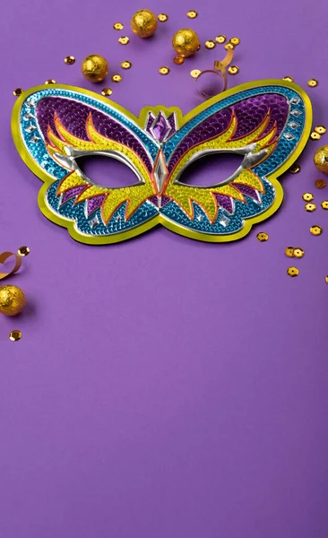 狂欢节狂欢节面具 铝箔巧克力糖果 金珠和紫色背景的金冠 假日派对邀请 贺卡概念 — 图库照片