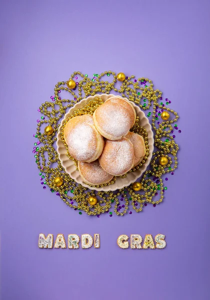 Mardi Gras King Cake Doughnuts Donuts Chocolates Candies Gold Beads — Stockfoto
