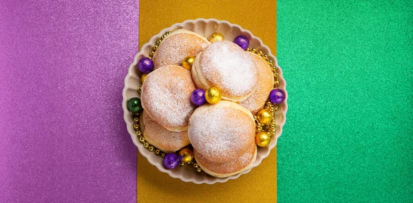 Mardi Gras King Cake Doughnuts Donuts Gold Beads Golden Chocolate — Stock Photo, Image