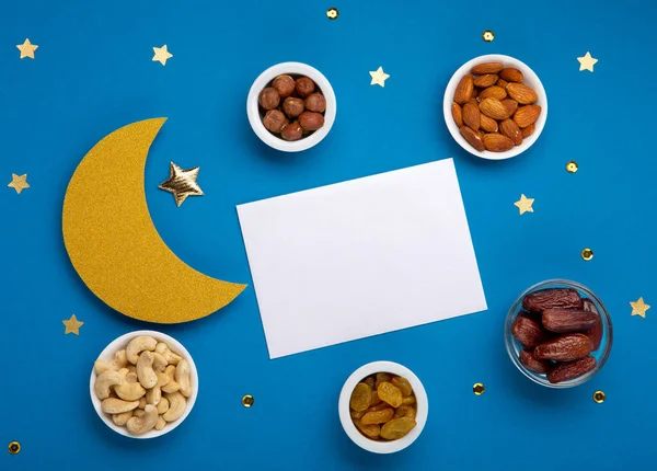 Ramadan Kareem Koncepció Dátum Gyümölcsök Kesudió Mandula Félhold Kék Alapon — Stock Fotó