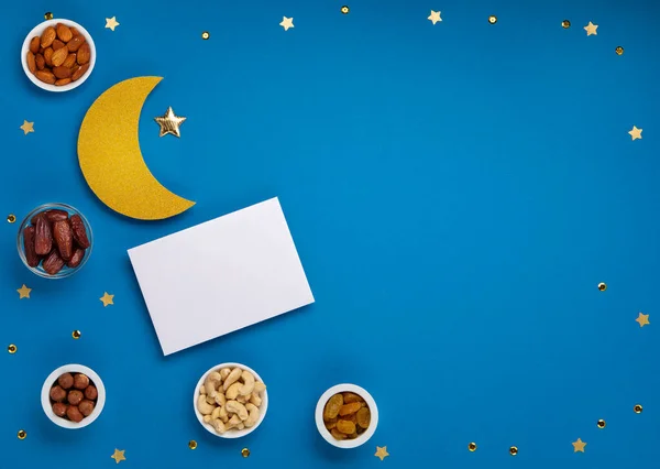 Ramadan Kareem Konsepti Päivämäärä Hedelmiä Cashewpähkinöitä Manteleita Puolikuu Sinisellä Pohjalla — kuvapankkivalokuva