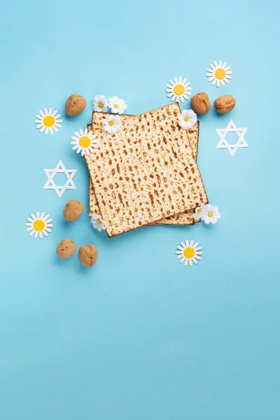 Jewish Holiday Passover Greeting Card Concept Matzah Nuts Daisy Flowers — Stock Photo, Image