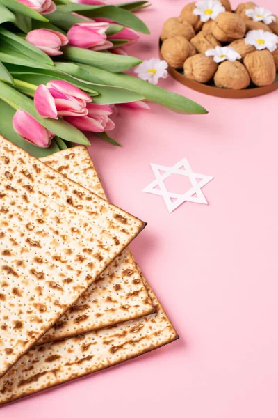 Jewish Holiday Passover Greeting Card Concept Matzah Nuts Tulip Daisy — Stock Photo, Image