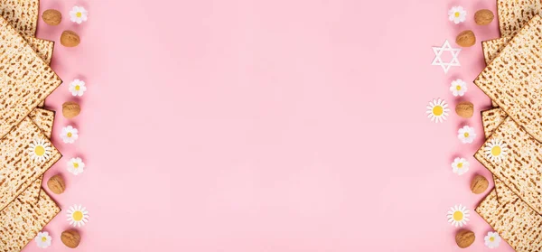 Juutalainen Loma Pääsiäinen Onnittelukortti Käsite Matzah Pähkinät Päivänkakkara Kukkia Vaaleanpunainen — kuvapankkivalokuva