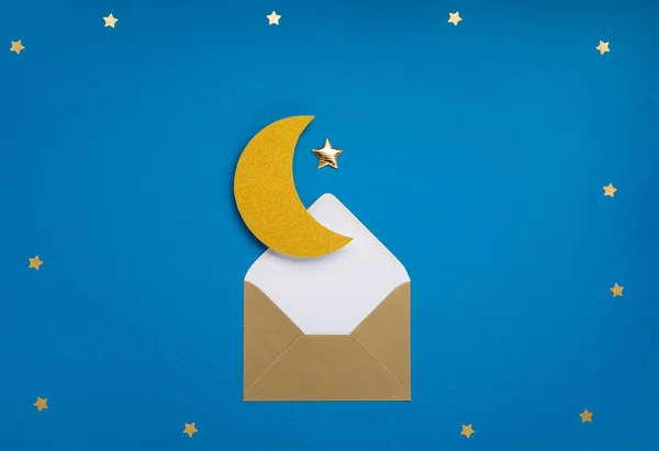 Ramadan Kareem假日的概念 金色的月牙 蓝色背景的空白白卡 传统的穆斯林伊夫塔顶部视图 复制空间 — 图库照片