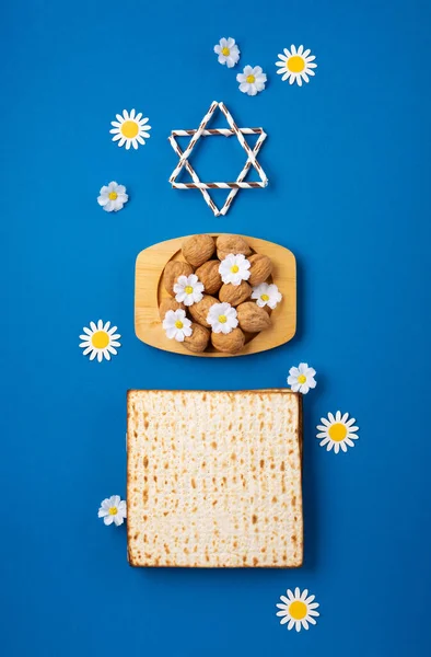 Jewish Holiday Passover Greeting Card Concept Matzah Nuts Spring Flowers — Stock Photo, Image
