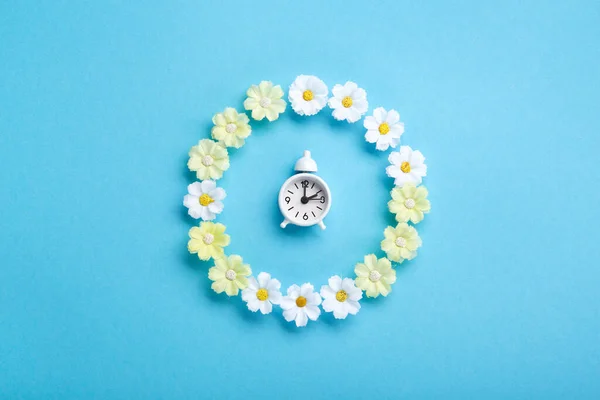 Relógio Alarme Branco Flores Daisy Fundo Azul Spring Forward Time — Fotografia de Stock