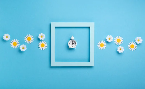 Білий Будильник Дейзі Квіти Синьому Фоні Весна Вперед Час Змінюється — стокове фото