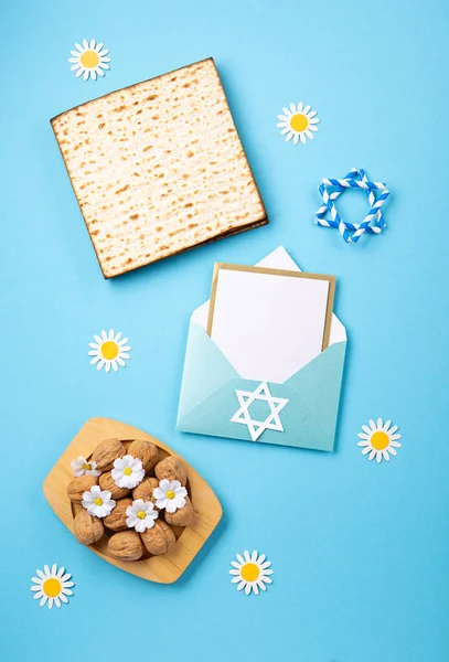 Jewish Holiday Passover Greeting Card Concept Matzah Nuts Spring Flowers — Stock Photo, Image