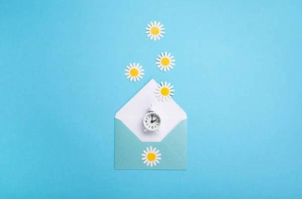 White Alarm Clock Daisy Flowers Blue Background Spring Forward Time — Stock Photo, Image