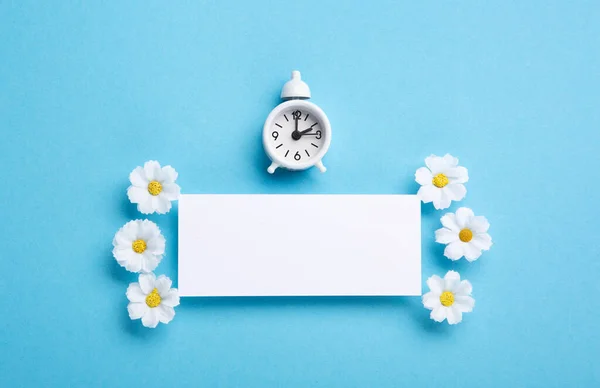 Vit Väckarklocka Och Daisy Blommor Blå Bakgrund Våren Framåt Tidsförskjutning — Stockfoto