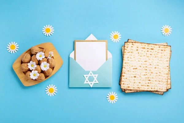 Jewish Holiday Passover Greeting Card Concept Matzah Walnuts Daisy Flowers — Stock Photo, Image