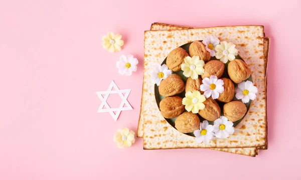 Jewish Holiday Passover Greeting Card Concept Matzah Nuts Spring Daisy — Stock Photo, Image