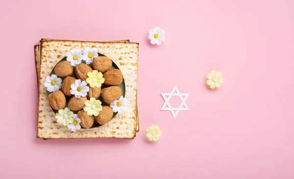 Jüdisches Pessach Grußkartenkonzept Mit Matza Davidstern Frühlingsblumen Walnüssen Auf Rosa — Stockfoto