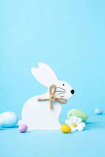 Белый Пасхальный Кролик Сладкие Красочные Пасхальные Яйца Ромашки Цветы Пастельно — стоковое фото