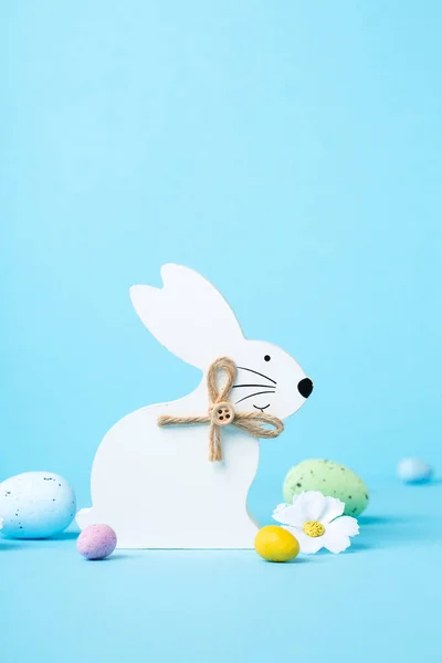 Weißer Osterhase Süße Bunte Ostereier Gänseblümchen Auf Pastellblauem Hintergrund Frohe — Stockfoto