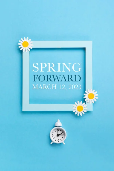 Vit Väckarklocka Och Daisy Blommor Blå Bakgrund Våren Framåt Tidsförskjutning — Stockfoto