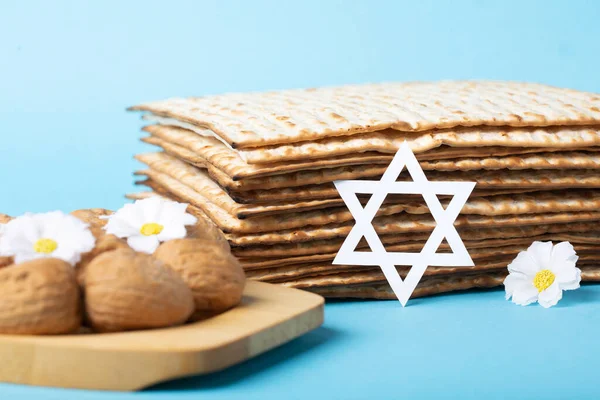 Joodse Vakantie Pascha Wenskaart Concept Met Matza Noten Lente Madeliefje — Stockfoto