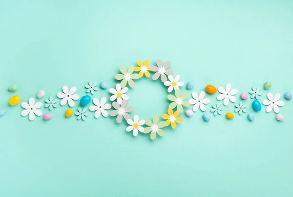 Γλυκό Πολύχρωμο Πασχαλινά Αυγά Και Λευκά Λουλούδια Μαργαρίτα Παστέλ Μπλε — Φωτογραφία Αρχείου