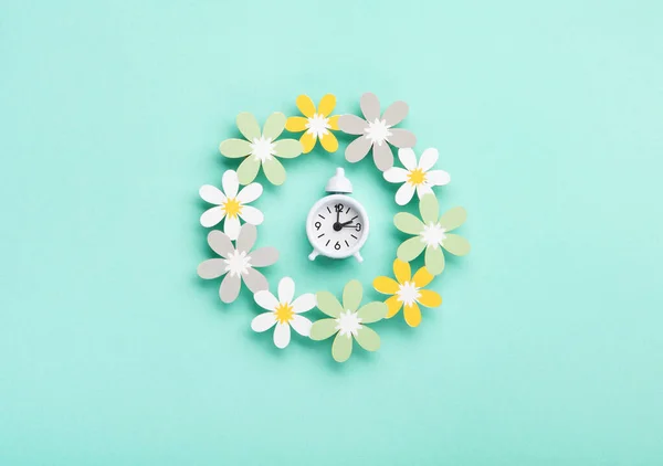 White Alarm Clock Daisy Flowers Blue Mint Background Spring Forward — Φωτογραφία Αρχείου