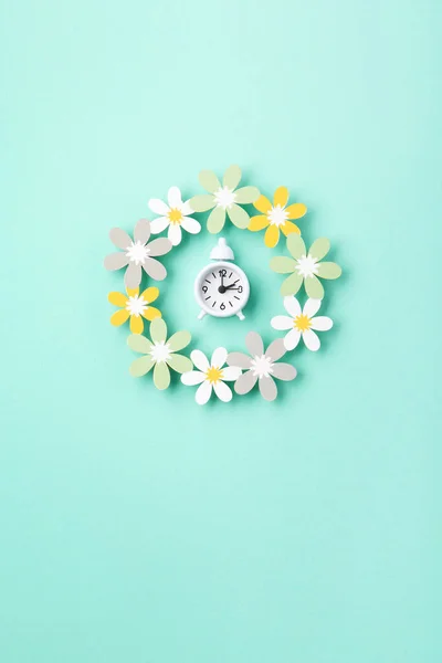 White Alarm Clock Daisy Flowers Blue Mint Background Spring Forward — Φωτογραφία Αρχείου