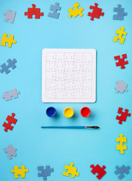 世界自闭症宣传日或一个月的概念 4月2日创意设计 白色拼图 自闭症谱系障碍意识的象征 蓝色背景的彩绘 顶部视图 复制空间 — 图库照片