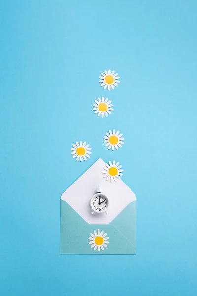 Reloj Despertador Blanco Flores Margarita Sobre Fondo Azul Primavera Hacia —  Fotos de Stock