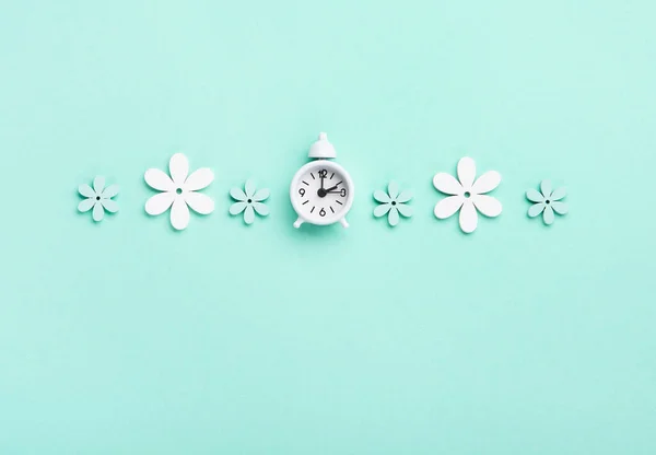 White Alarm Clock Daisy Flowers Blue Mint Background Spring Forward — Stockfoto
