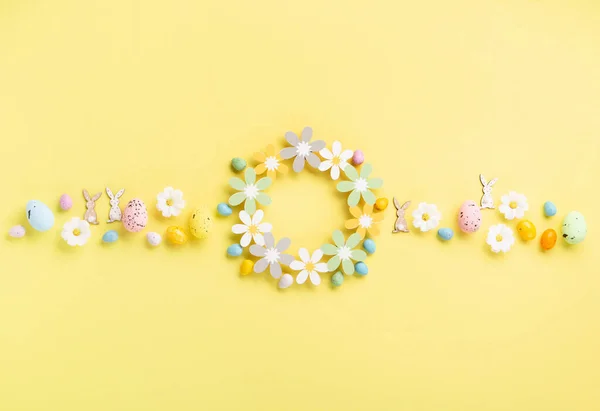 Ovos Páscoa Coloridos Doces Flores Margarida Brancas Primavera Fundo Amarelo — Fotografia de Stock