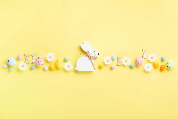 Fehér Húsvéti Nyuszi Édes Színes Húsvéti Tojás Százszorszép Virágok Pasztell — Stock Fotó