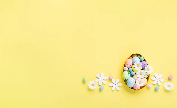 Zoete Kleurrijke Paaseieren Lente Witte Madeliefjes Bloemen Pastelgele Achtergrond Happy — Stockfoto