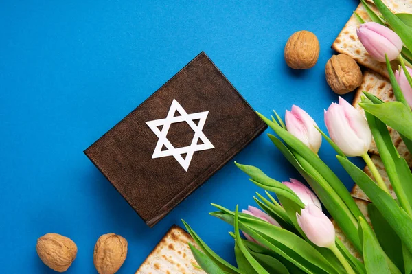 Joodse Feestdag Pascha Wenskaart Concept Met Matza Noten Tulp Bloemen — Stockfoto