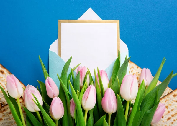 ユダヤ人の休日マツア ナッツ 青いテーブルのチューリップの花と過越の挨拶カードの概念 Seder Pesach春休みの背景 トップビュー コピースペース — ストック写真