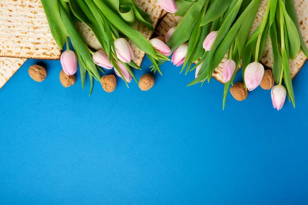 Jüdisches Grußkartenkonzept Zum Pessach Mit Matza Nüssen Tulpenblumen Auf Blauem — Stockfoto