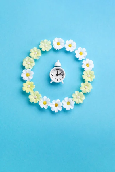 White Alarm Clock Daisy Flowers Blue Background Spring Forward Time — Photo