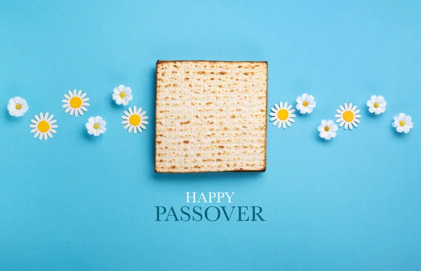 Judisk Semester Påsk Gratulationskort Koncept Med Matzah Nötter Vårblommor Blått — Stockfoto